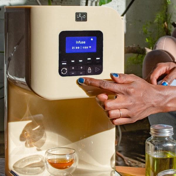 Starting an infusion on the LĒVO II+ in Honey Cream #Color_Honey Cream
