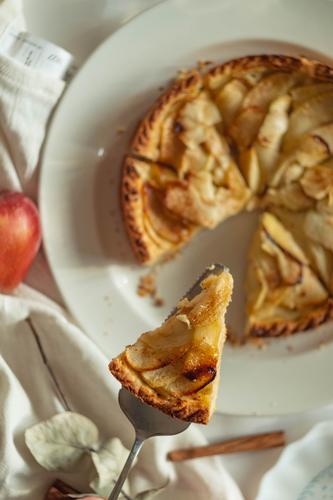 Image of plate of cinnamon apple tart recipe, made by LEVO.