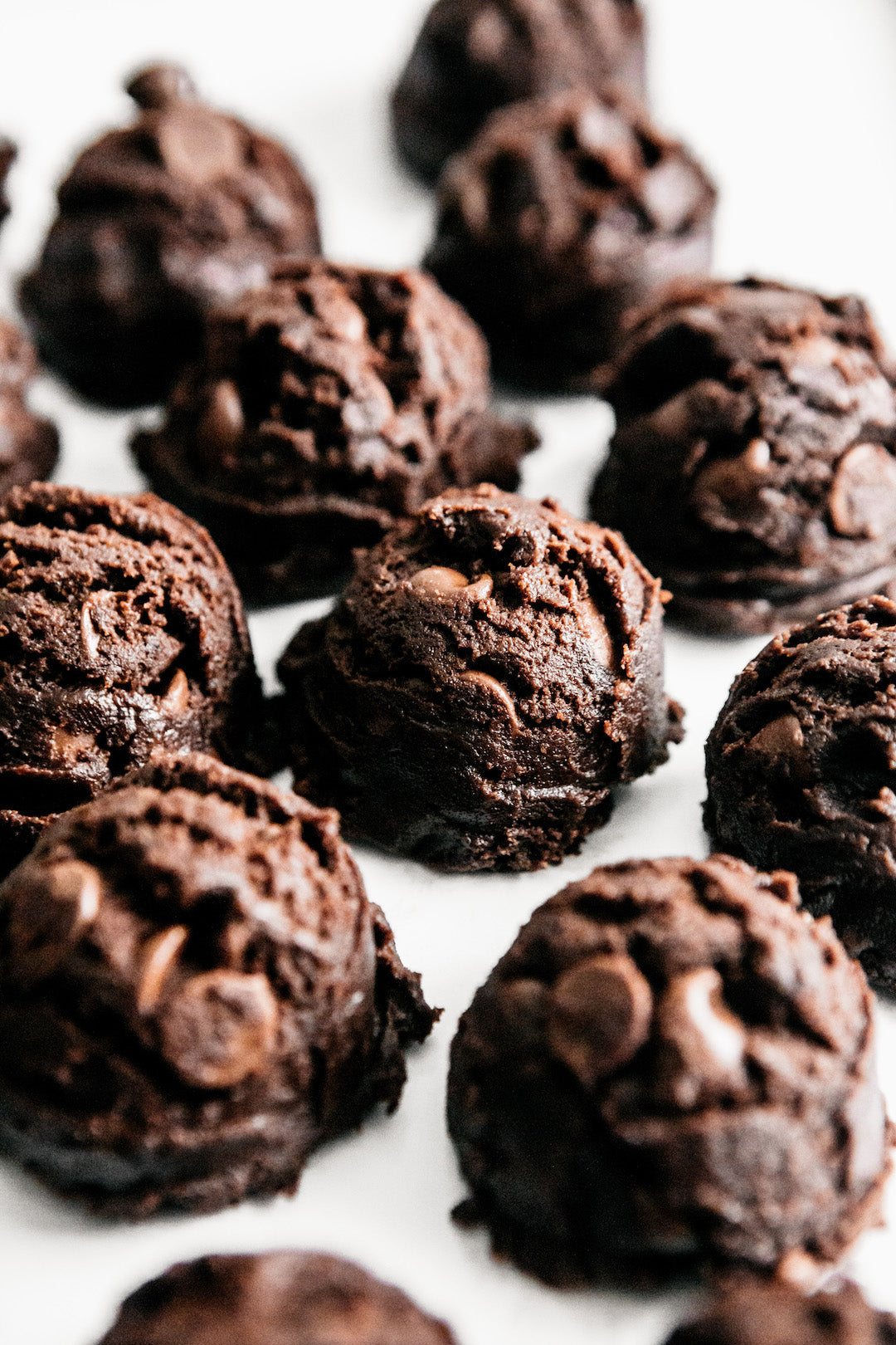 Image of father's day desserts, including double chocolate sandwich cookies.