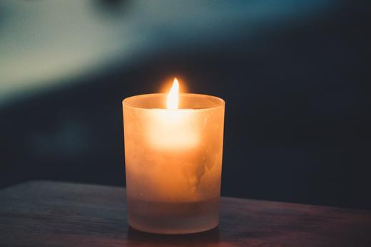 Image of a candle made by following LĒVO's hemp candle recipe.