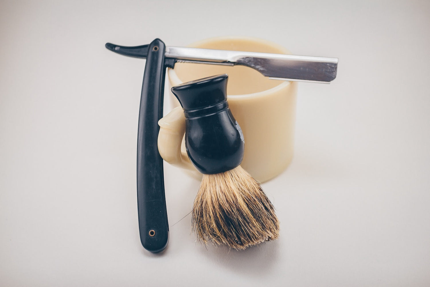 Image of the tools needed to use your #LEVOmade homemade rosemary mint shaving cream.