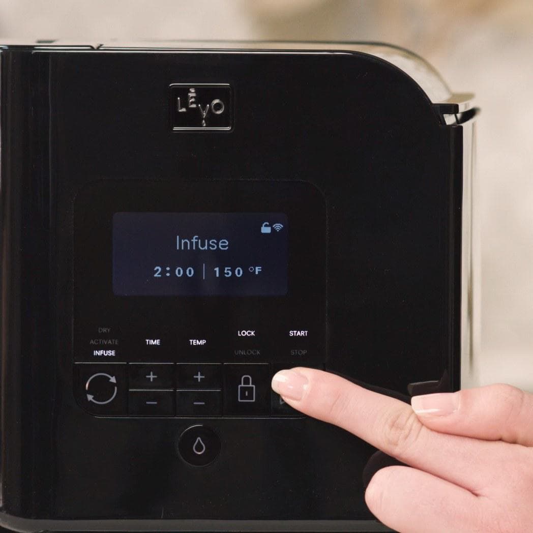 Setting time and temperature on the LĒVO II+ control panel in Licorice Black #Color_Licorice Black