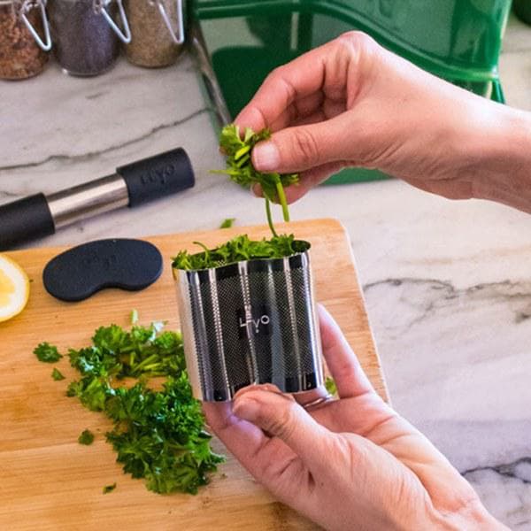 Filling the LĒVO II+ herb pod with fresh parsley #Color_Garden Green