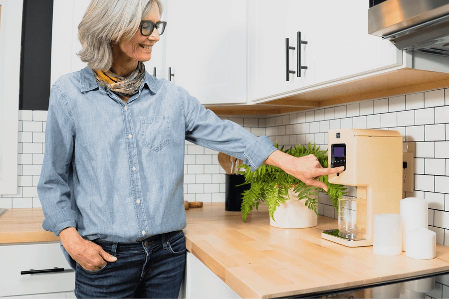 A home cook starting a batch of infused oil on her LĒVO II+