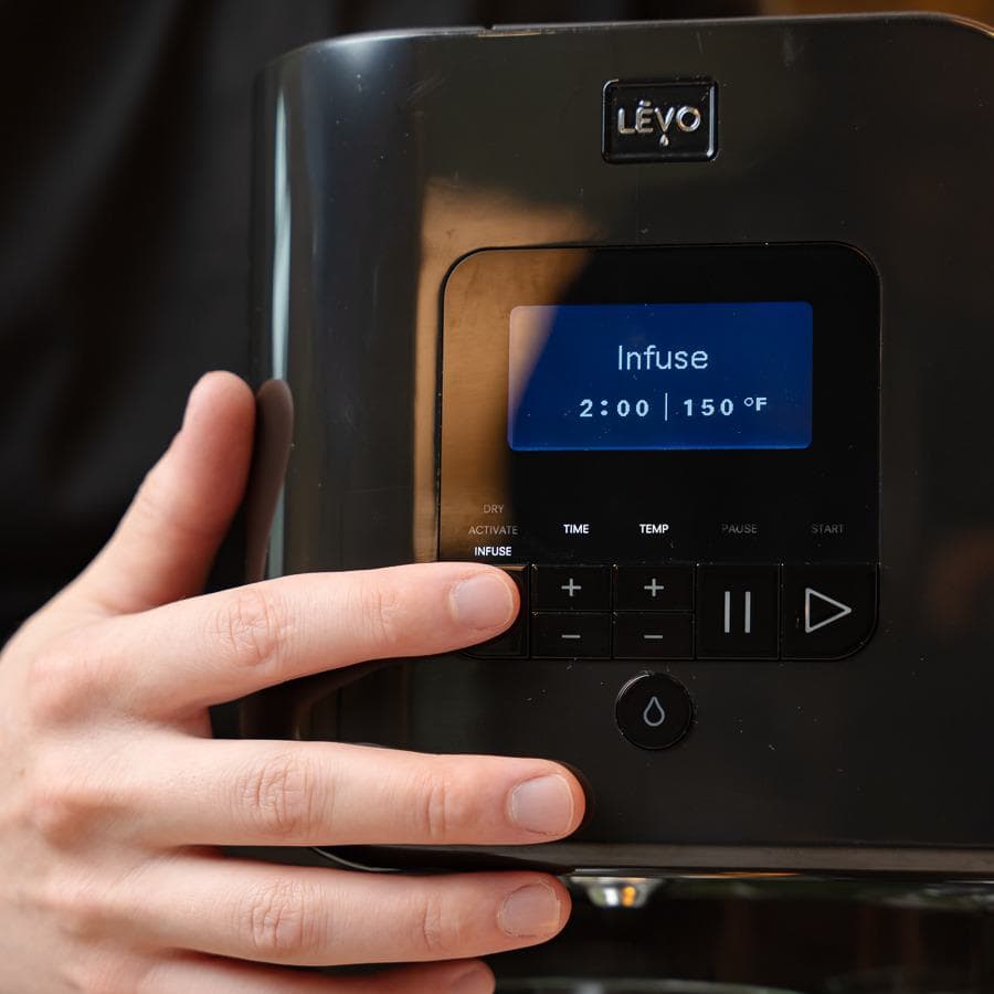 Setting time and temperature on the LĒVO II+ control panel in Licorice Black #Color_Licorice Black