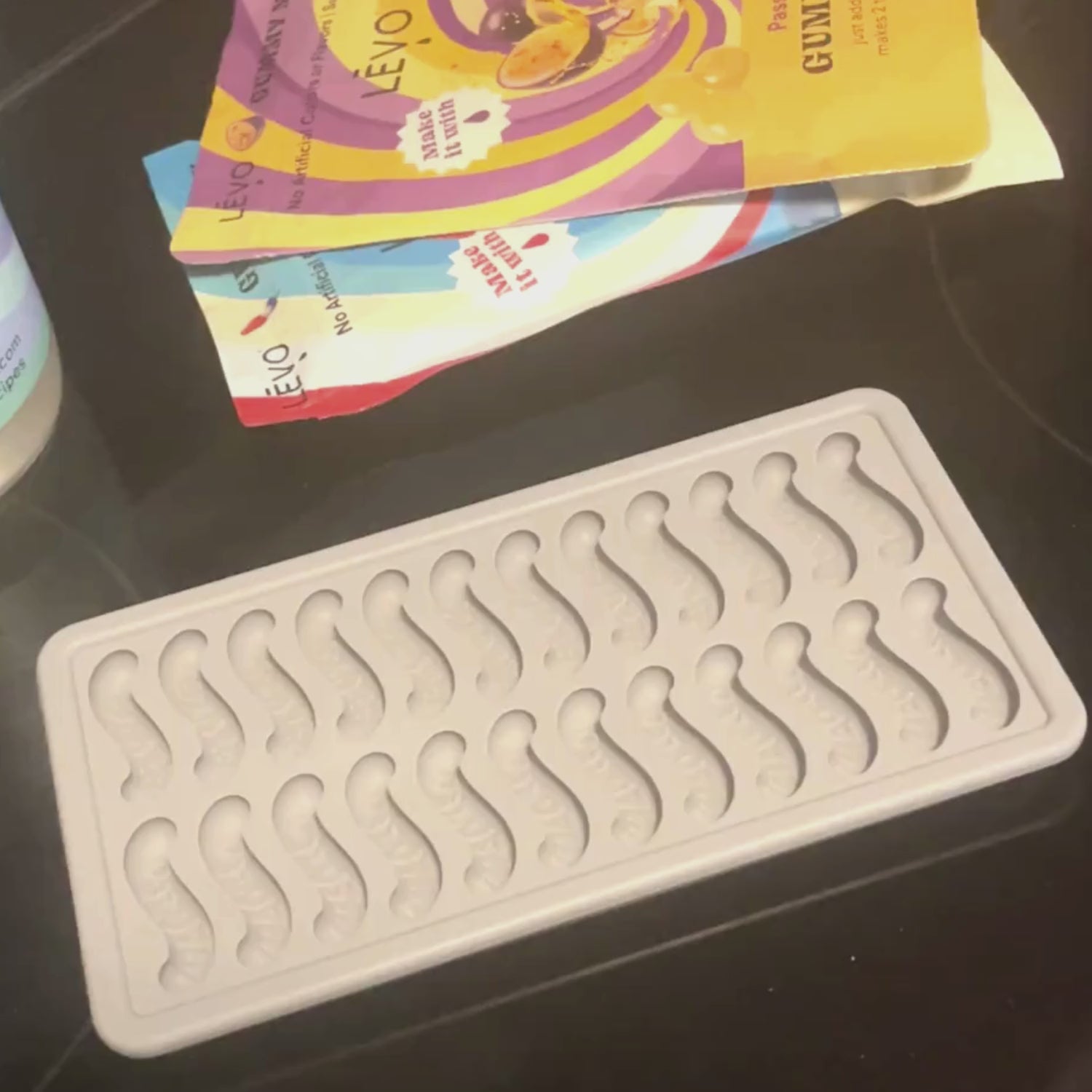 Easy Pour Lid for Gummy Candy Mixer - BPA-Free Silicone - LEVO Oil